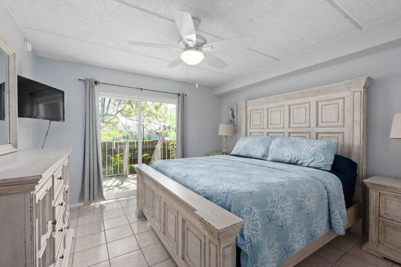 2 Bed 2 Bath 1st Fl Condo By Beach w Washer Dryer - image 15