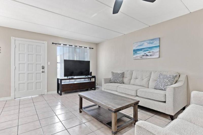 2 Bed 1 Bath Condo By Beach & Entertainment - image 2