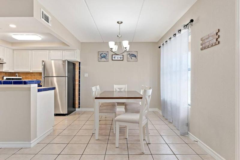2 Bed 1 Bath Condo By Beach & Entertainment - image 11