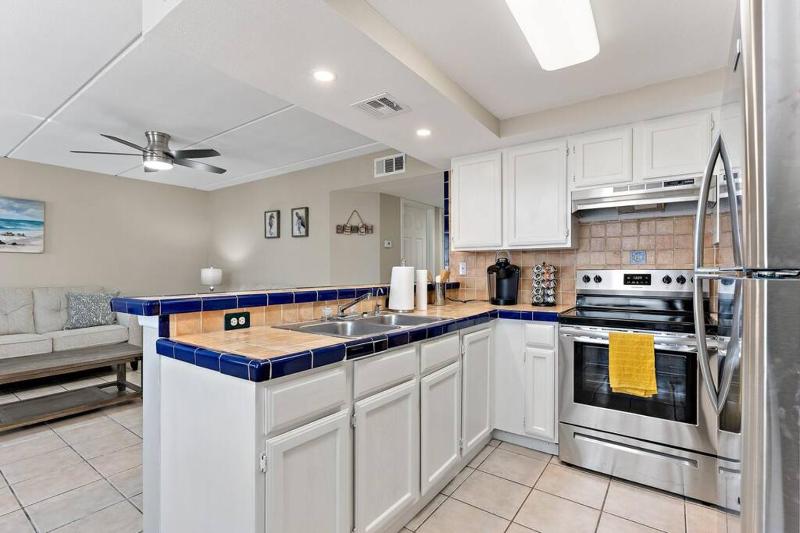 2 Bed 1 Bath Condo By Beach & Entertainment - image 8