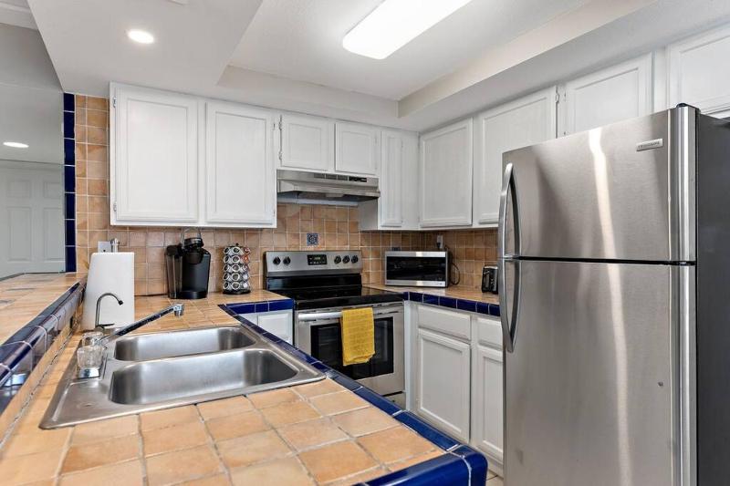 2 Bed 1 Bath Condo By Beach & Entertainment - image 6