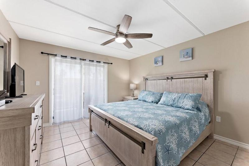 2 Bed 1 Bath Condo By Beach & Entertainment - image 13