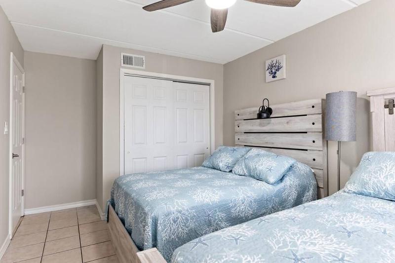 2 Bed 1 Bath Condo By Beach & Entertainment - image 17