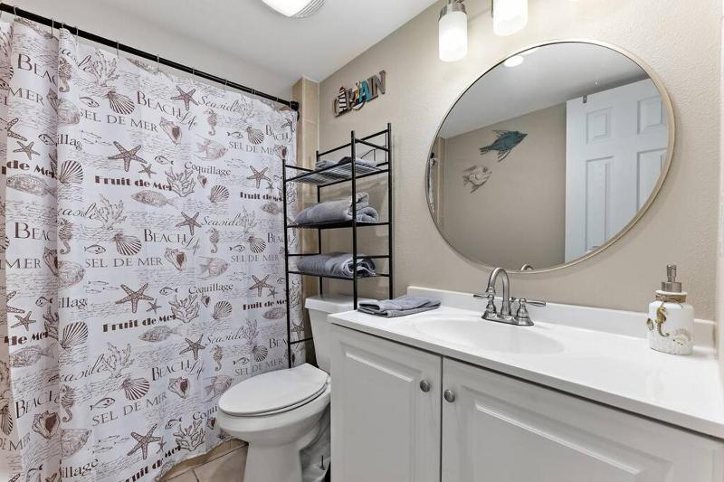 2 Bed 1 Bath Condo By Beach & Entertainment - image 18