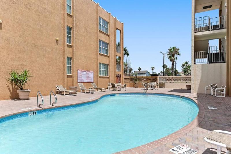 2 Bed 1 Bath Condo By Beach & Entertainment - image 9