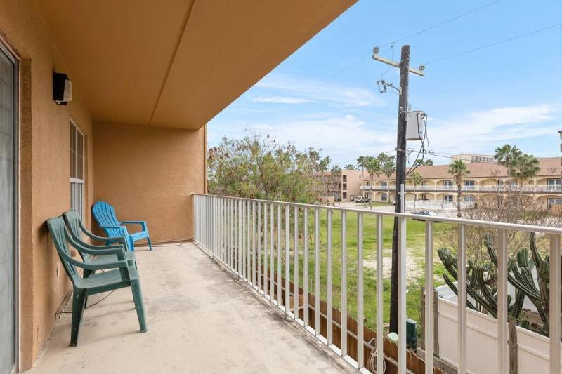 Lovely 2 Bed 2 Bath 2nd Floor Condo By Beach - image 9