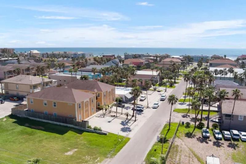 Luxury 3 Bed 2 Bath 2nd Floor Condo By Beach - image 16