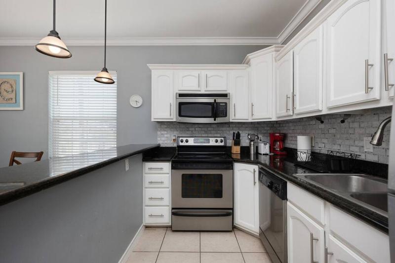 Luxury 3 Bed 2 Bath 2nd Floor Condo By Beach - image 18