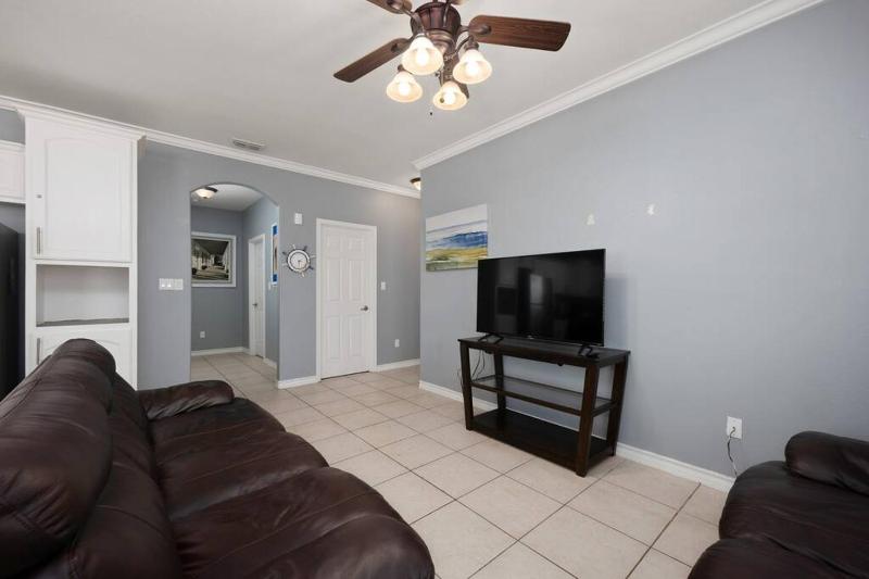 Luxury 3 Bed 2 Bath 2nd Floor Condo By Beach - image 9