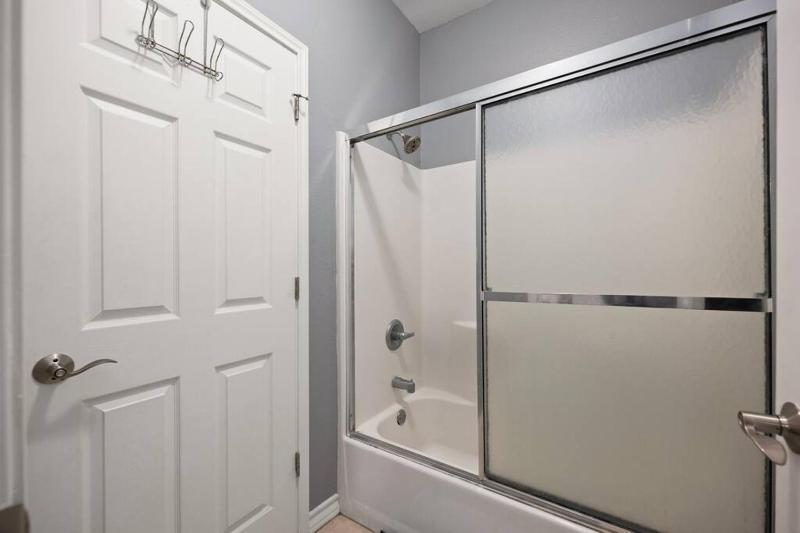 Luxury 3 Bed 2 Bath 2nd Floor Condo By Beach - image 14