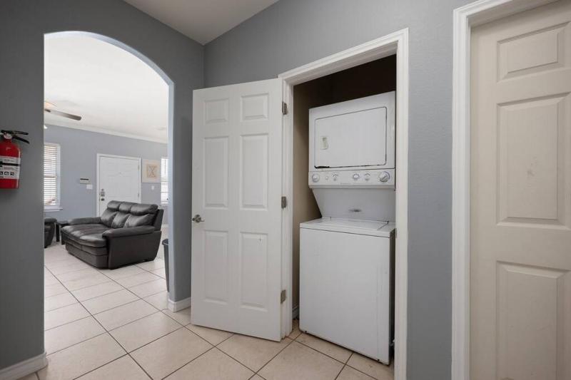 Luxury 3 Bed 2 Bath 2nd Floor Condo By Beach - image 12