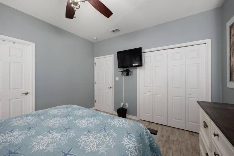 Luxury 3 Bed 2 Bath 2nd Floor Condo By Beach - image 15