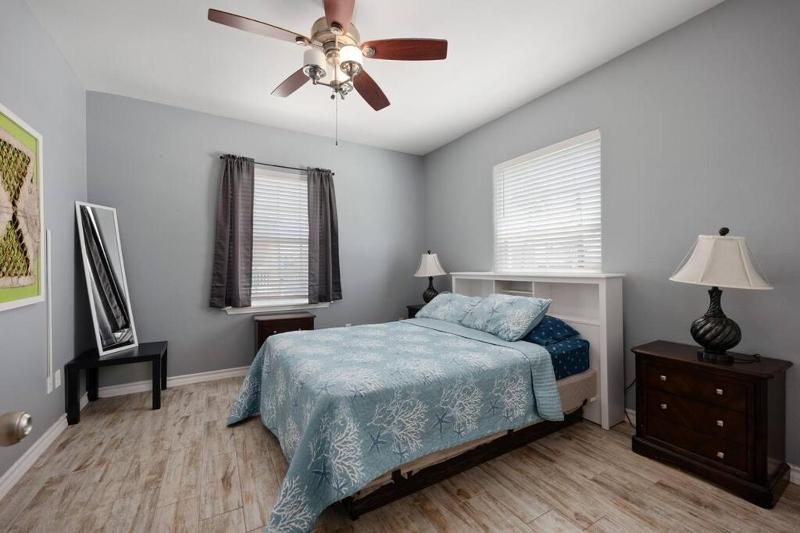 Luxury 3 Bed 2 Bath 2nd Floor Condo By Beach - image 17