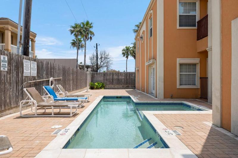 Luxury 3 Bed 2 Bath 2nd Floor Condo By Beach - image 8
