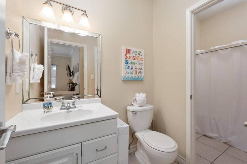 Luxury 3 Bed 2 Bath 1st Floor Condo Near Beach - image 5
