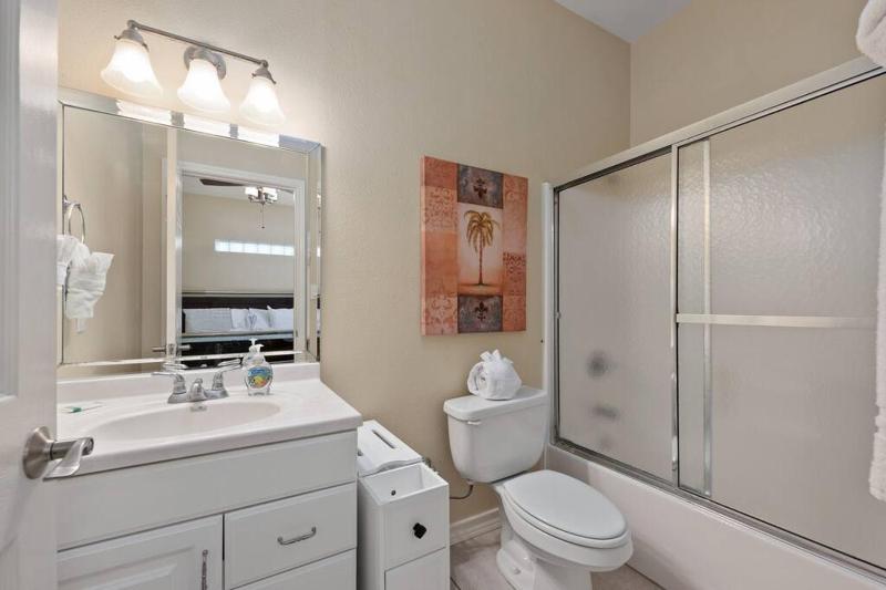 Luxury 3 Bed 2 Bath 1st Floor Condo Near Beach - image 8