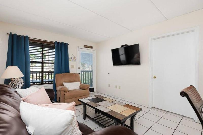 2 Bed 2 Bath Condo by Beach with Resort Pool - image 10