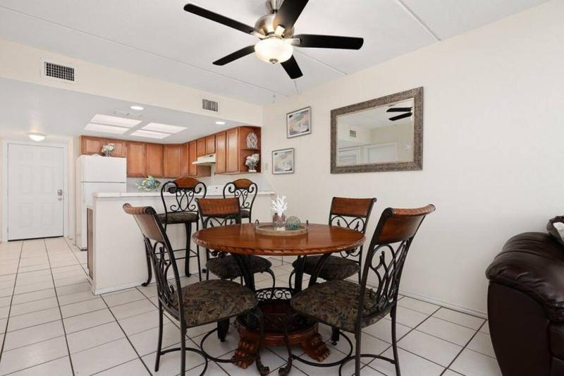 2 Bed 2 Bath Condo by Beach with Resort Pool - image 5
