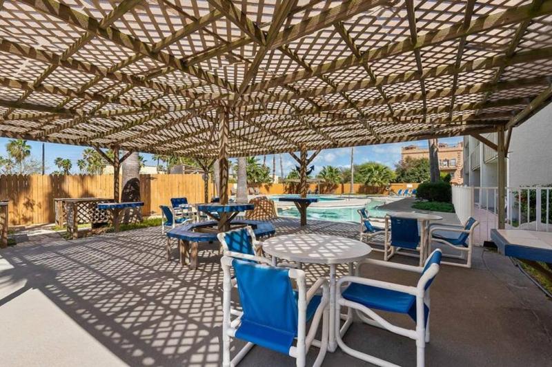 2 Bed 2 Bath Condo by Beach with Resort Pool - image 11
