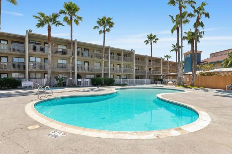 2 Bed 2 Bath Condo by Beach with Resort Pool - image 18