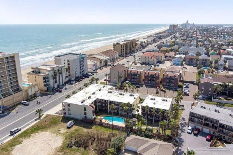 1st Floor 2 Bd 2 Ba Condo w Beach View& Pool - image 19