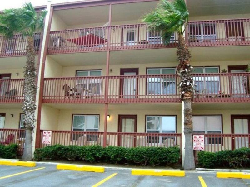 1st Floor 2 Bd 2 Ba Condo w Beach View& Pool - image 7