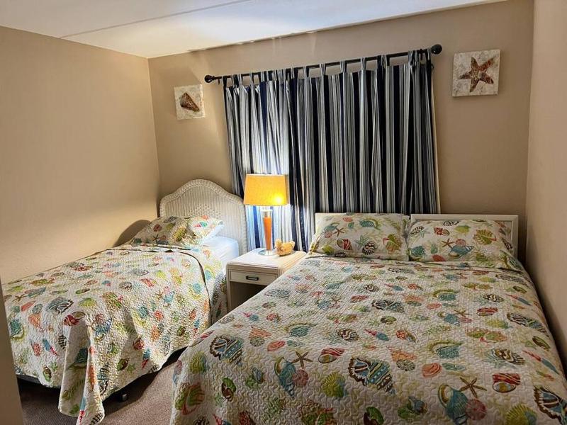 1st Floor 2 Bd 2 Ba Condo w Beach View& Pool - image 6
