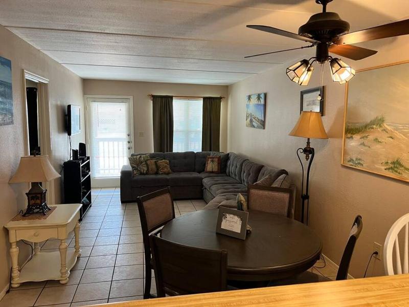 1st Floor 2 Bd 2 Ba Condo w Beach View& Pool - image 11