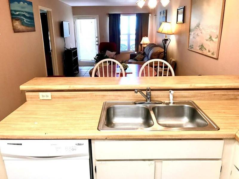 1st Floor 2 Bd 2 Ba Condo w Beach View& Pool - image 16
