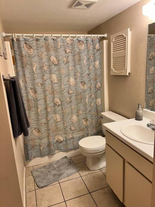 1st Floor 2 Bd 2 Ba Condo w Beach View& Pool - image 4