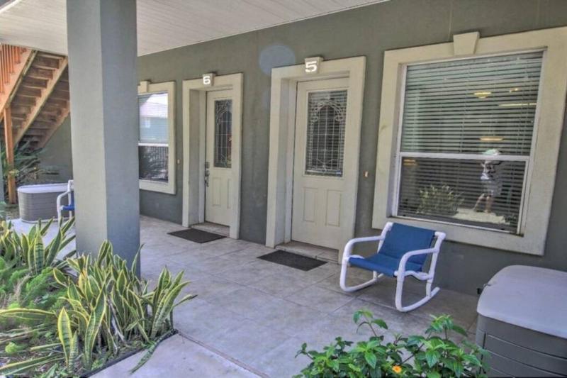 2 Bed 2 Bath 1st Floor Condo By Beach w Pool - image 4