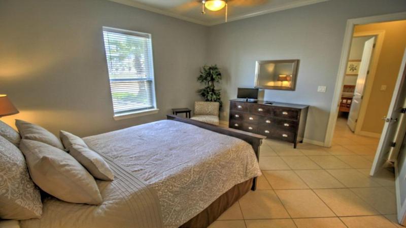 2 Bed 2 Bath 1st Floor Condo By Beach w Pool - image 24