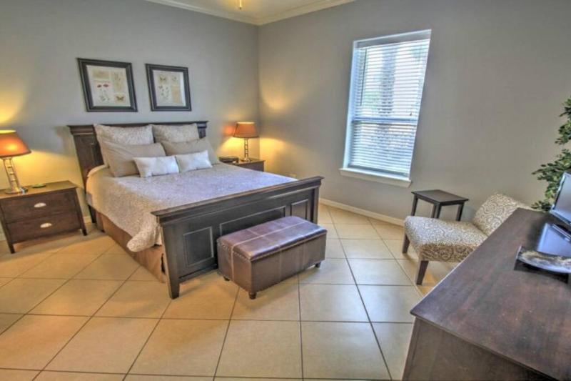 2 Bed 2 Bath 1st Floor Condo By Beach w Pool - image 3
