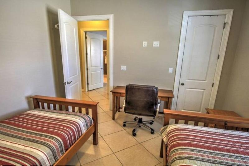 2 Bed 2 Bath 1st Floor Condo By Beach w Pool - image 16