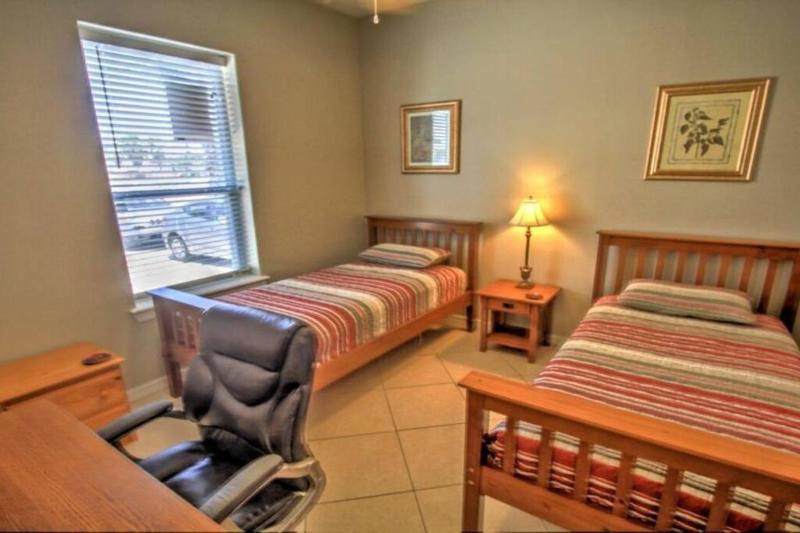 2 Bed 2 Bath 1st Floor Condo By Beach w Pool - image 10