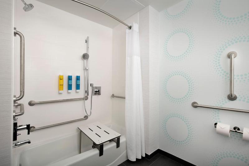 King Room with Bath Tub - Mobility Access image 3