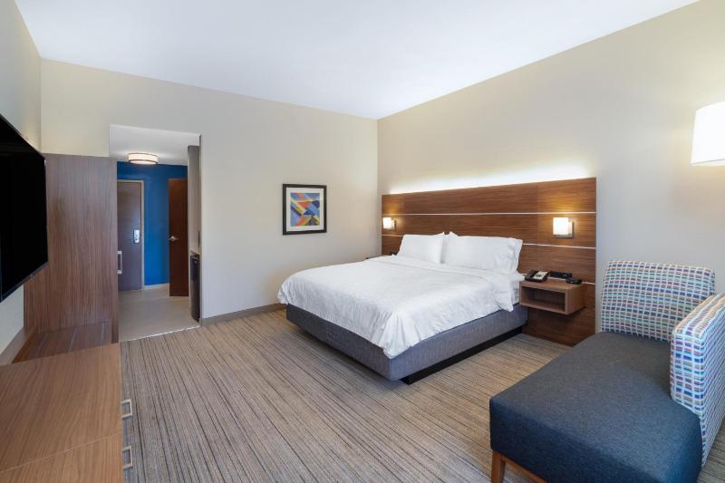 Standard King Room with Extra Floor Space image 3
