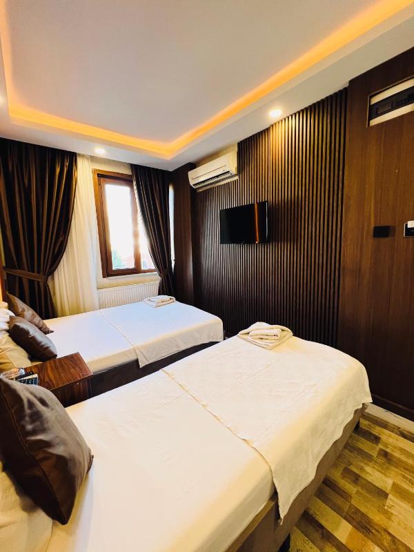 Deluxe Triple Room image 3