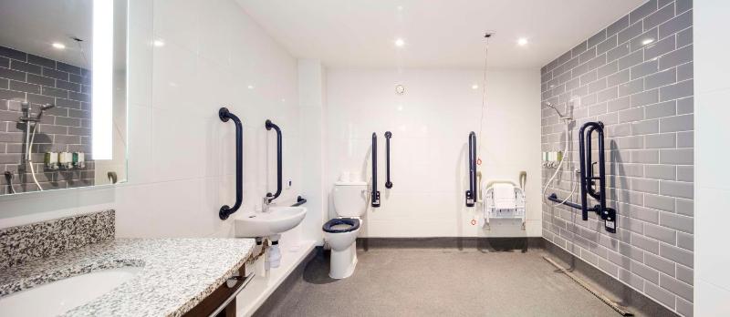Queen Room with Roll-In Shower - Mobility Accessible/Non-Smoking image 2