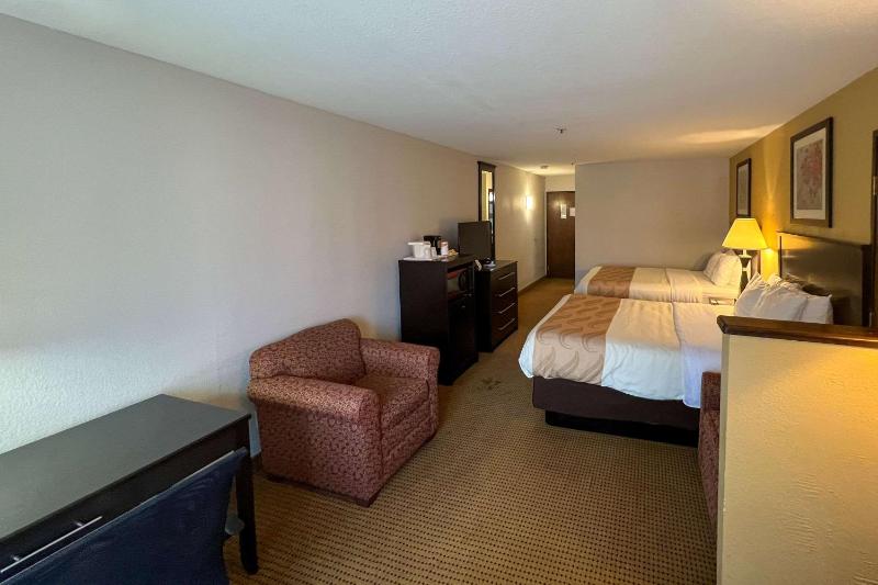Queen Suite - Non-Smoking image 3
