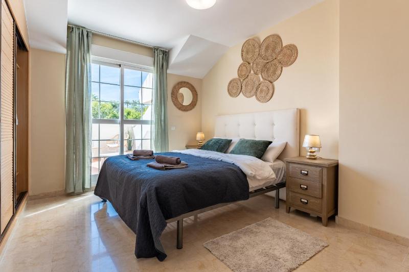 COASTAL PARADISE 3bed  POOL  SEA VIEWS! - image 5
