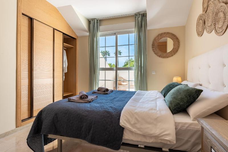 COASTAL PARADISE 3bed  POOL  SEA VIEWS! - image 3