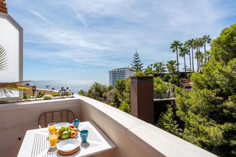 COASTAL PARADISE 3bed  POOL  SEA VIEWS! - image 26