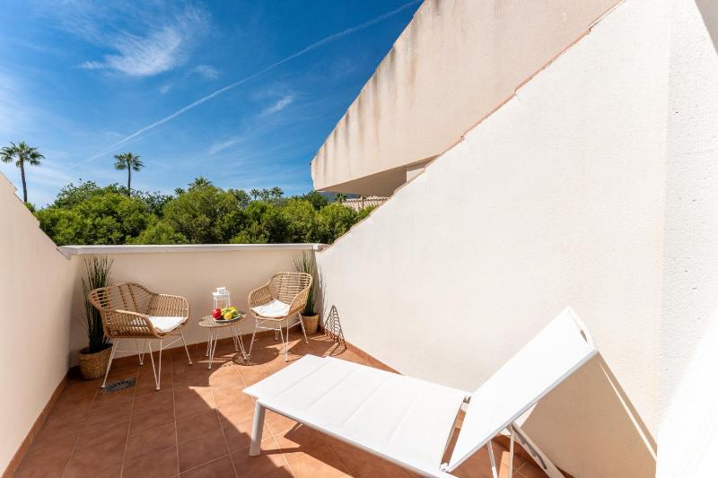 COASTAL PARADISE 3bed  POOL  SEA VIEWS! - image 23
