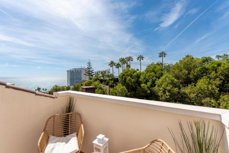 COASTAL PARADISE 3bed  POOL  SEA VIEWS! - image 17