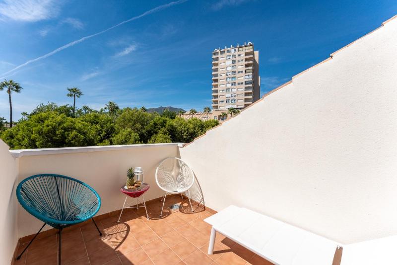 COASTAL PARADISE 3bed  POOL  SEA VIEWS! - image 9