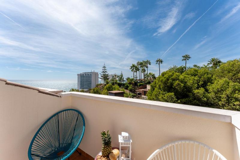 COASTAL PARADISE 3bed  POOL  SEA VIEWS! - image 8
