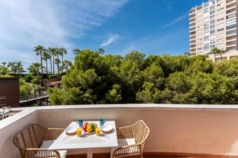 COASTAL PARADISE 3bed  POOL  SEA VIEWS! - image 6