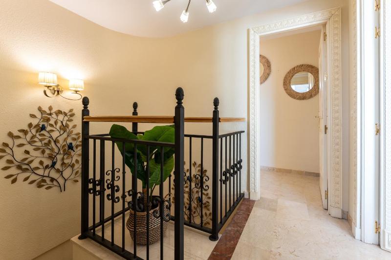 COASTAL PARADISE 3bed  POOL  SEA VIEWS! - image 12