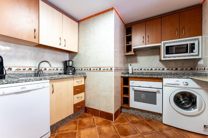 COASTAL PARADISE 3bed  POOL  SEA VIEWS! - image 10